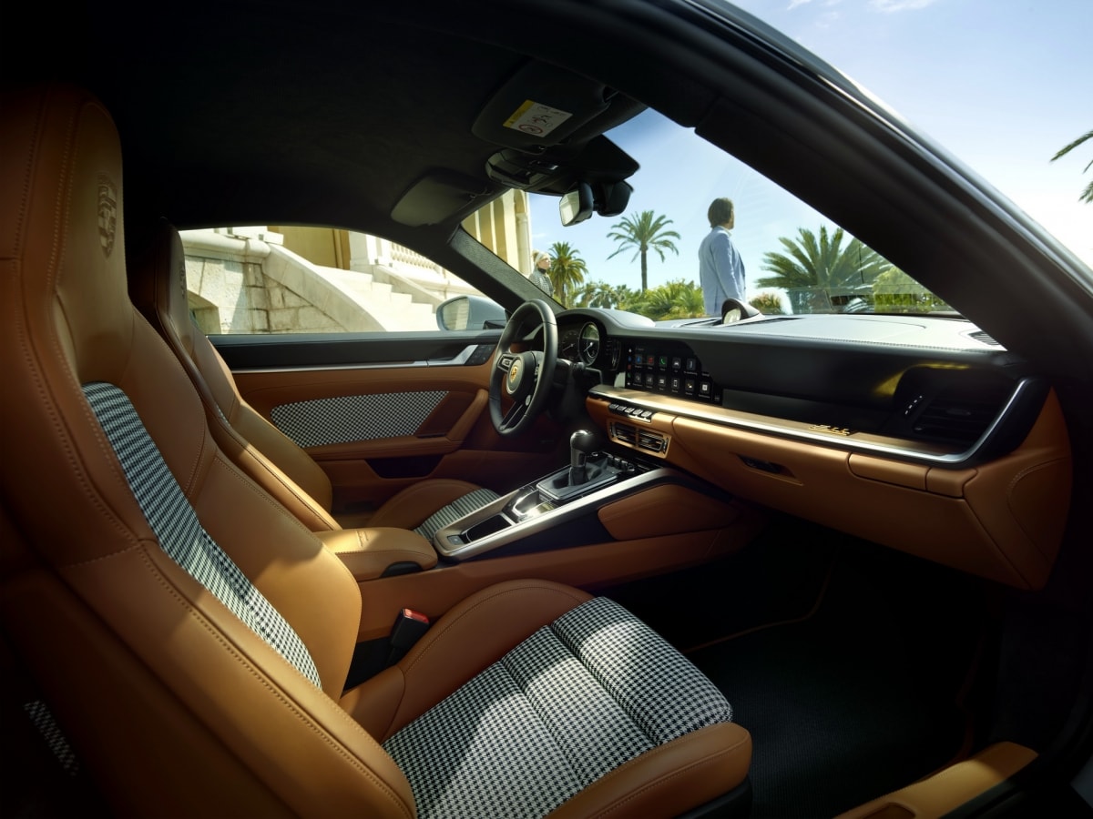 Phiên bản đặc biệt này được bán ra với màu sơn độc quyền Sport Grey Metallic. Xe cũng có thể được trang trí với đường kẻ sọc chạy dọc thân xe. Bên hông, xe sẽ có thêm tùy chọn ô số cổ điển, mui xe cũng có thiết kế mới.