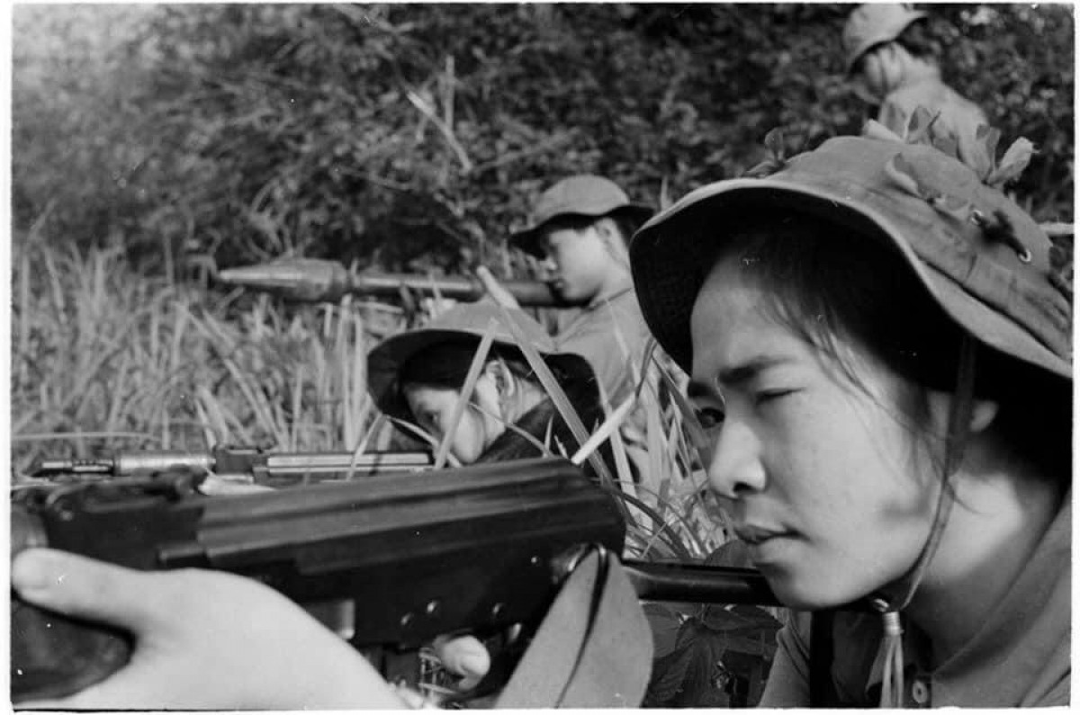 Bức ảnh Nữ Du kích xã Gio Mỹ, huyện Gio Linh, Quảng Trị năm 1972 của nhà báo Trần Mai Hưởng.