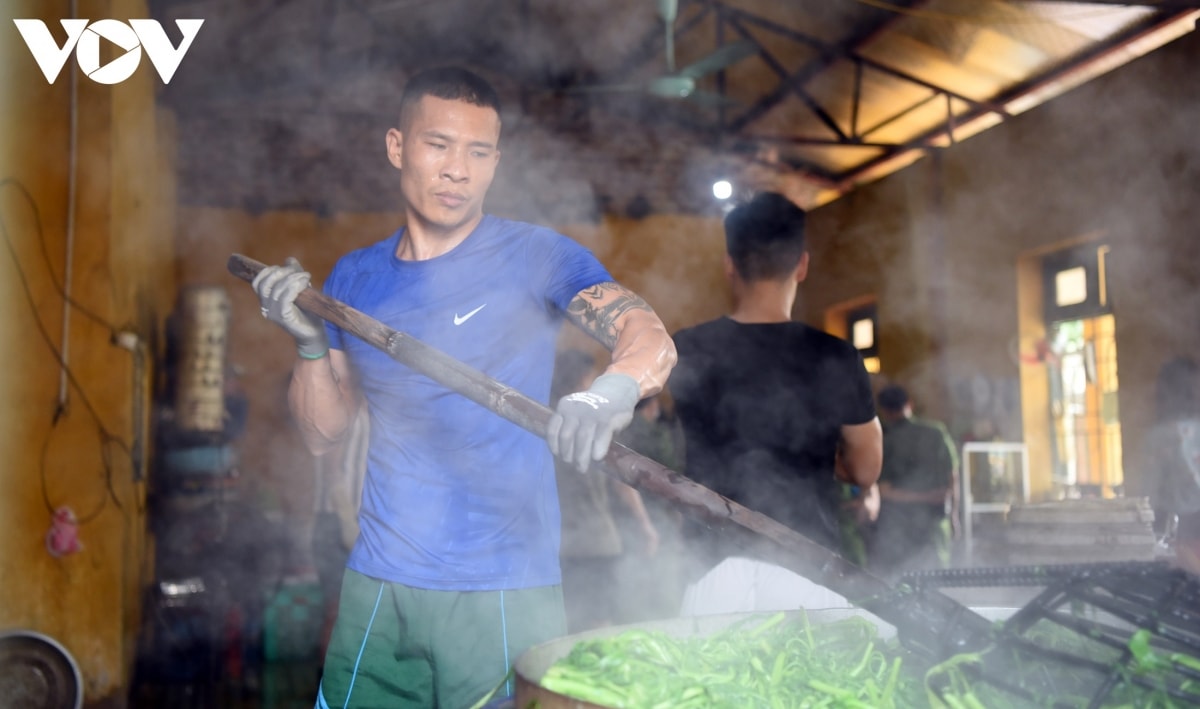 Một phạm nhân đang thực hiện nhiệm vụ nấu bếp chuẩn bị bữa cơm cho các bạn tù khác. 
