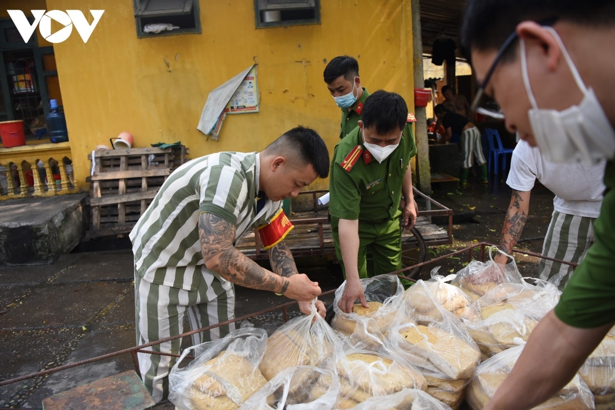 Cán bộ quản giáo tại Trại giam Vĩnh Quang kiểm tra chất lượng thực phẩm. 
