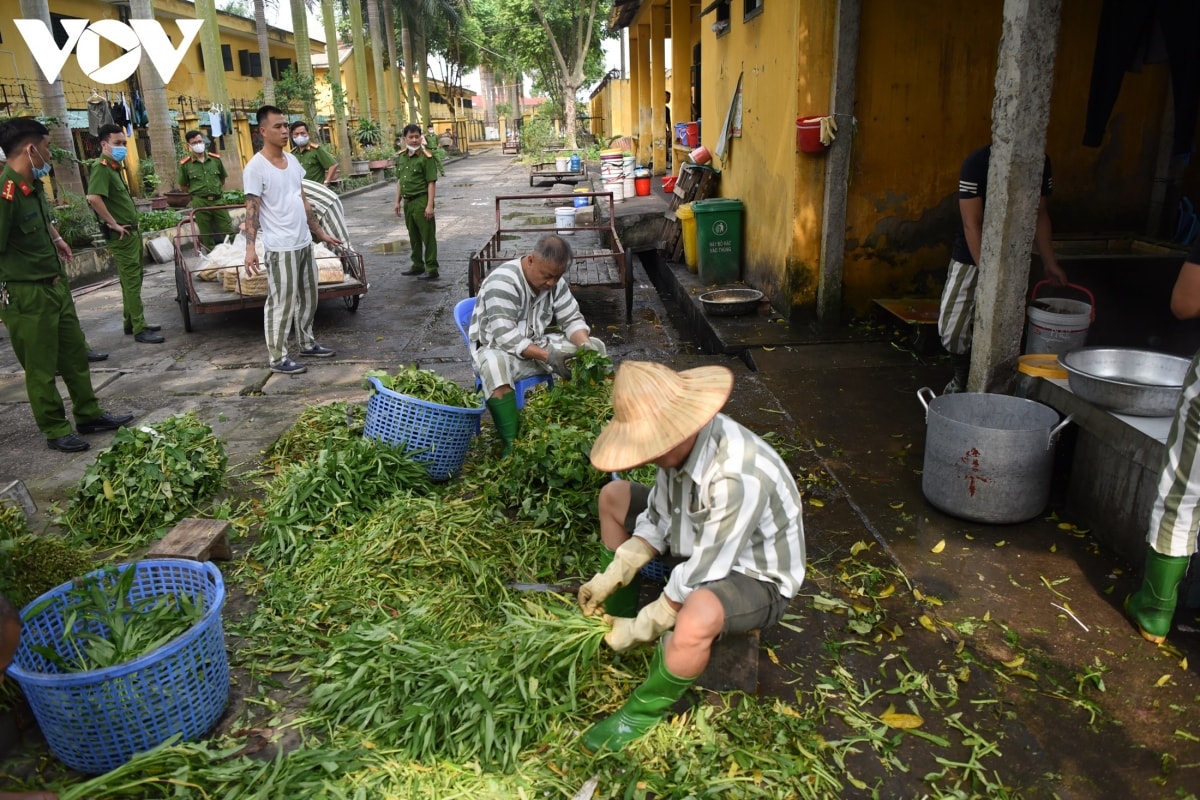 Theo các cán bộ quản giáo Trại giam Vĩnh Quang, phạm nhân ở nơi đây luôn được quan tâm, thực hiện các chính sách của Nhà nước đầy đủ. Trong đó có việc cải thiện bữa ăn trong các ngày lễ Tết. Trong một năm các phạm nhân được hưởng 12 ngày 