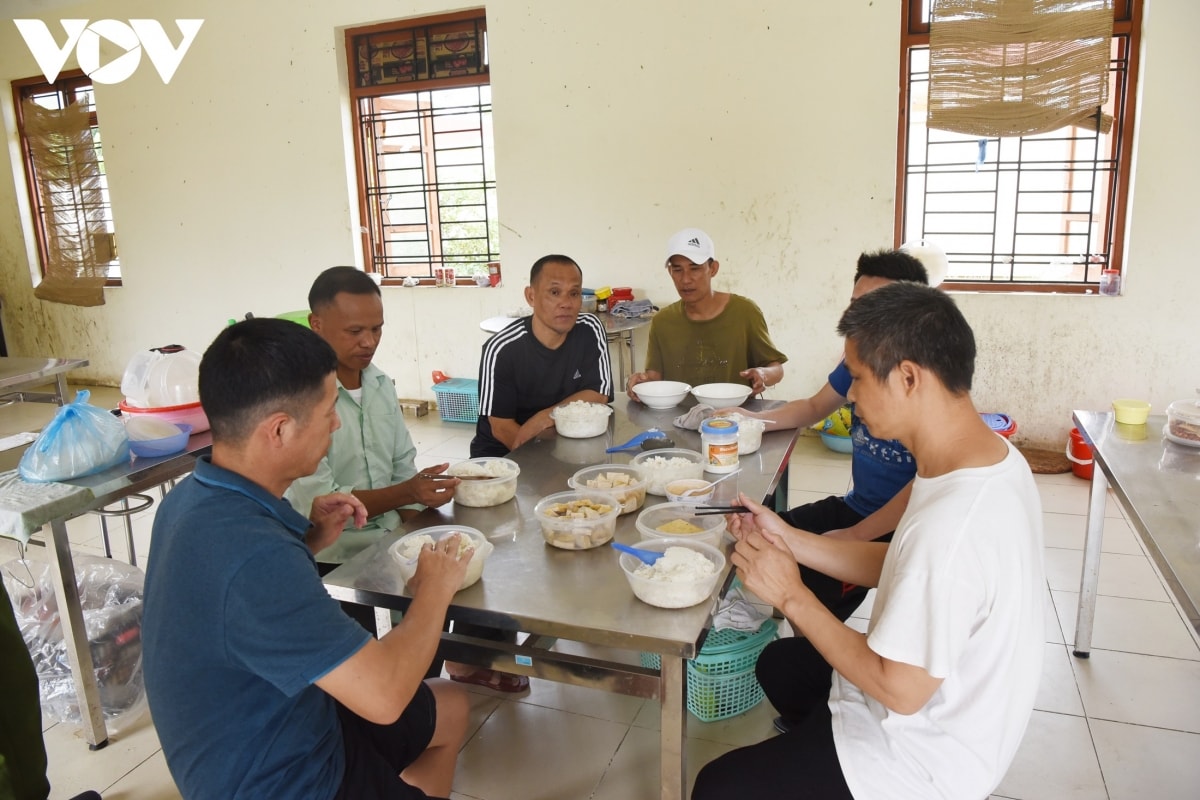 Tại khu lưu trú cho người nước ở trại giam Vĩnh Quang, bữa ăn cũng được tăng cường giò chả, thịt bò trong những ngày đặc biệt.