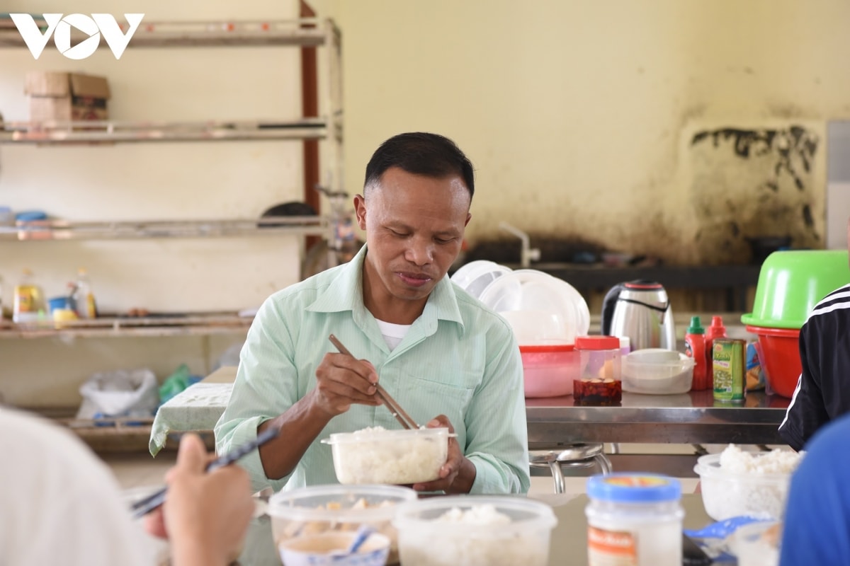 Một phạm nhân người Indonesia đã chấp hành xong hình phạt, hiện đang chờ hoàn thiện các thủ tục để xuất cảnh, đang dùng bữa trưa. 