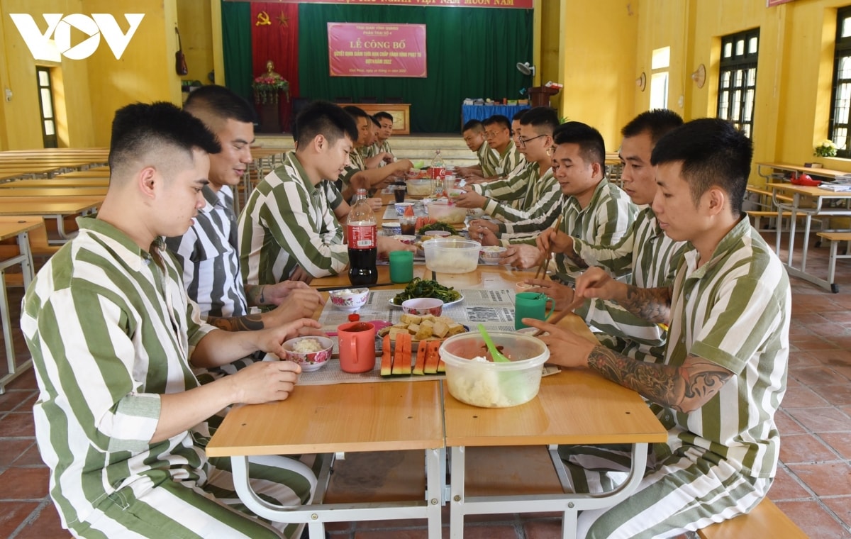 Bữa cơm trưa đặc biệt của phạm nhân trong ngày 30/4.