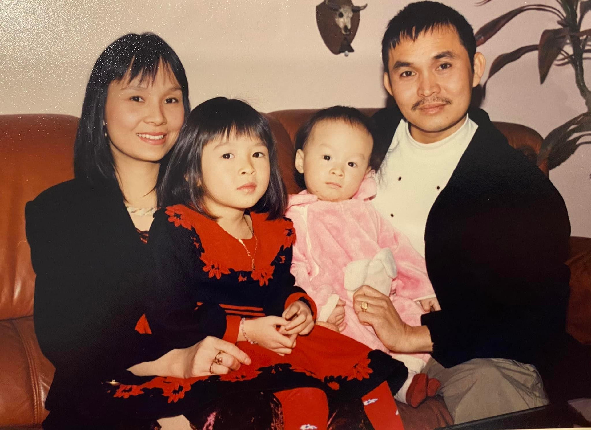 Ảnh Xuân Hinh chụp cùng vợ con thời trẻ gây sốt mạng xã hội - 1