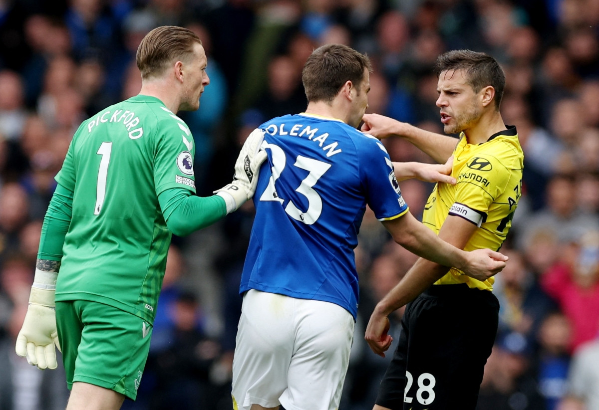 Đội trưởng của Everton và Chelsea có màn va chạm nảy lửa. (Ảnh: Reuters)