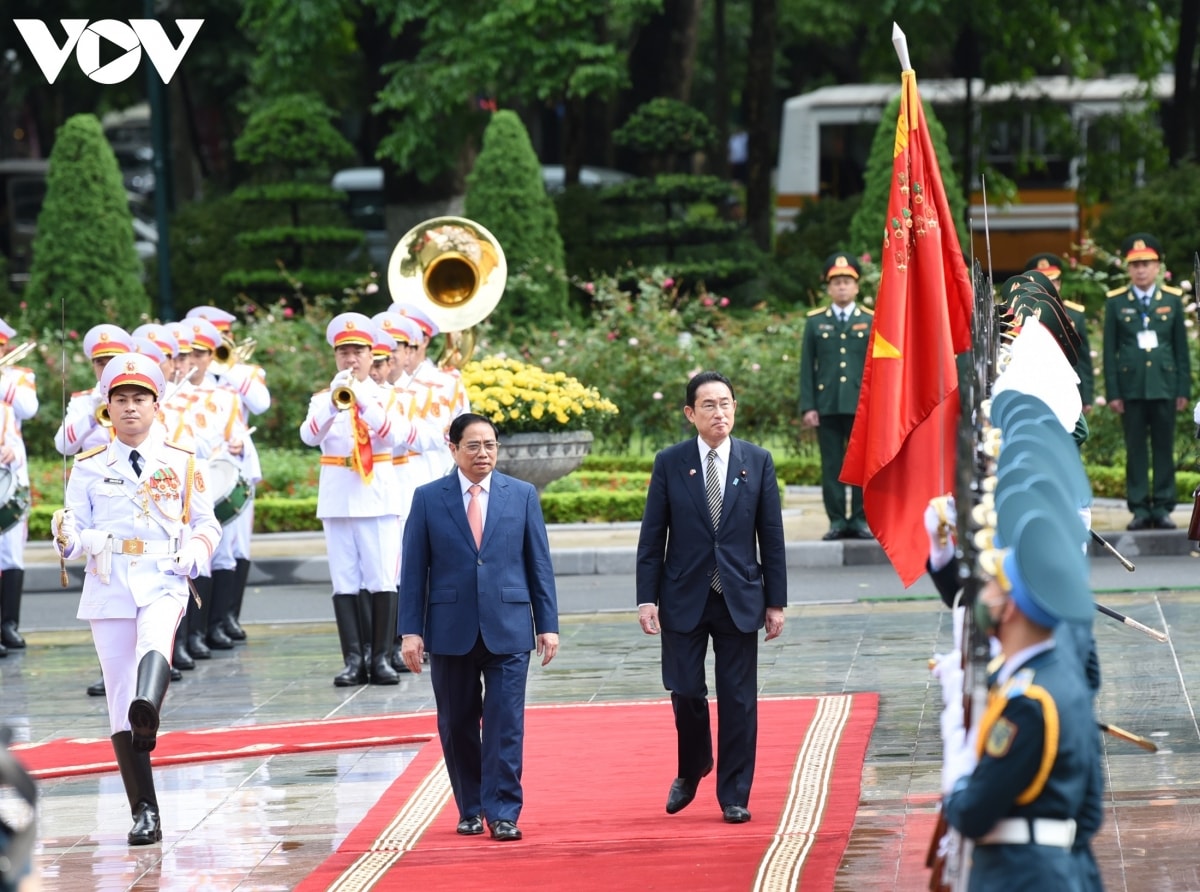 Thủ tướng Phạm Minh Chính và Thủ tướng Nhật Bản Kishida Fumio duyệt đội Danh dự Quân đội Nhân dân Việt Nam