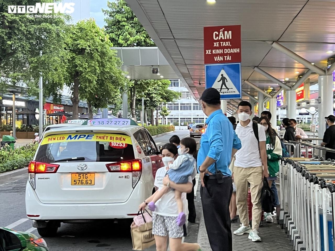 Ảnh: Người dân quay lại TP.HCM, sân bay Tân Sơn Nhất đông đúc - 13