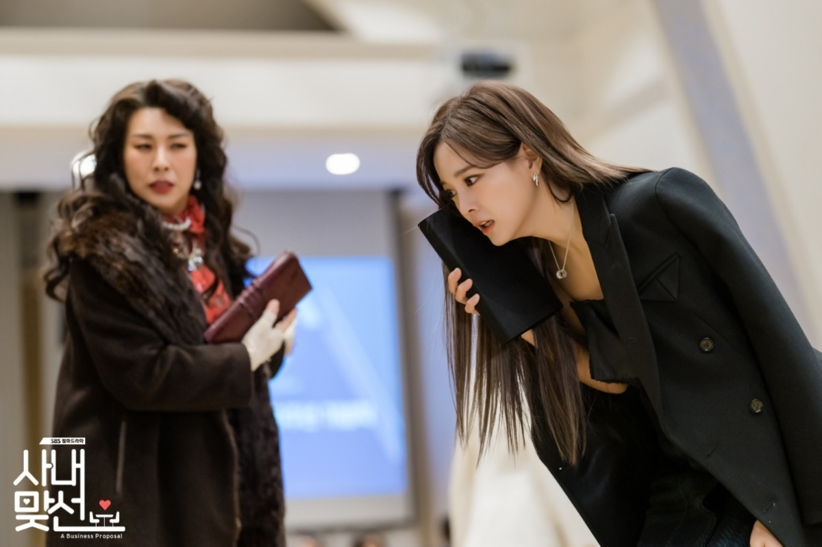 Kim Sejeong đóng vai Shin Hari, một nhân viên văn phòng trẻ xuất hiện trong một buổi hẹn hò giấu mặt, cải trang thành bạn của cô ấy, trong 