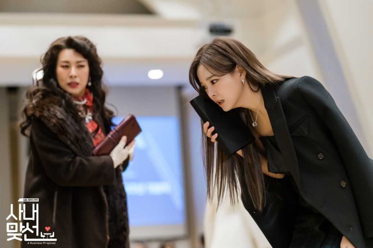 Kim Sejeong đóng vai Shin Hari, một nhân viên văn phòng trẻ xuất hiện trong một buổi hẹn hò giấu mặt, cải trang thành bạn của cô ấy, trong