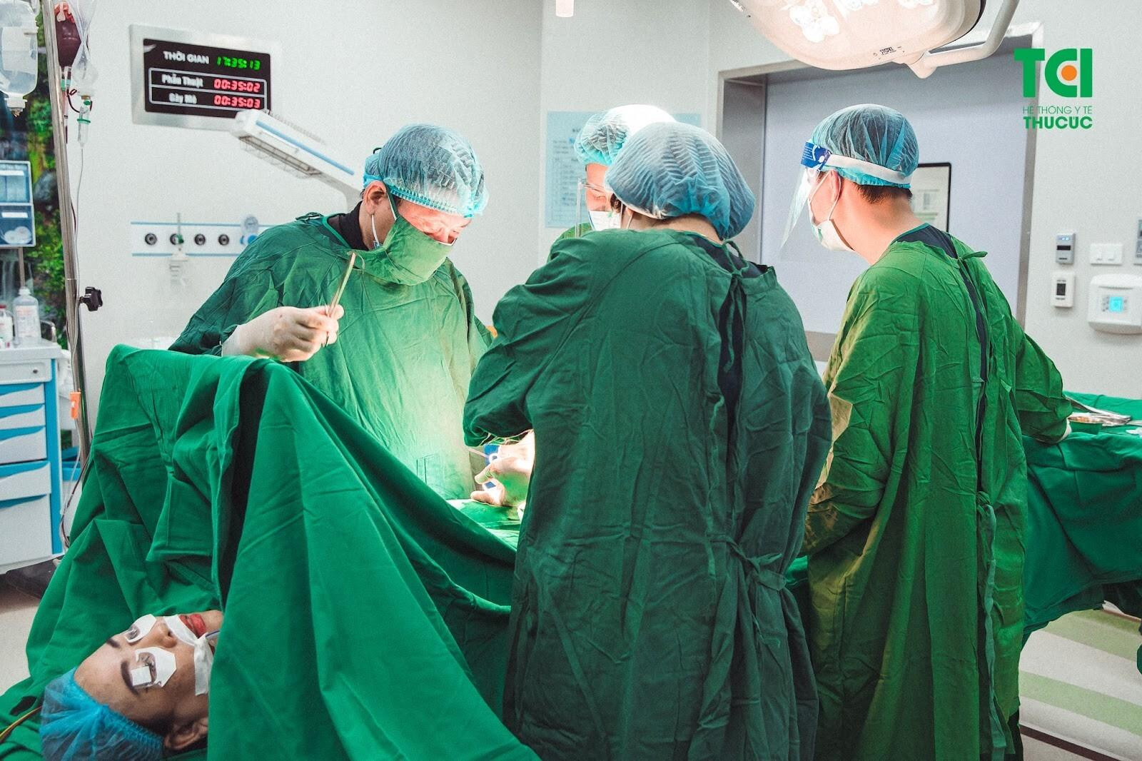 Cắt khối u khổng lồ cho một phụ nữ ở Hà Nội - 1