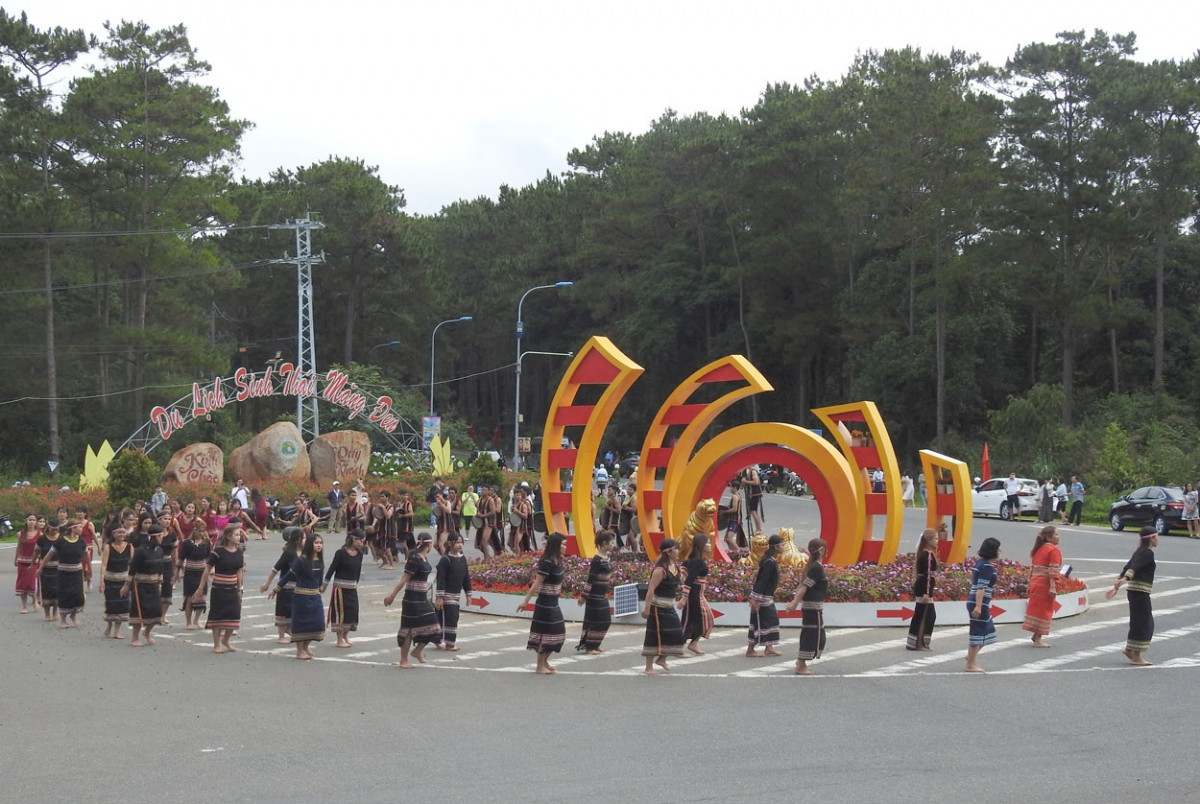 Lễ hội đường phố tại Khu du lịch sinh thái quốc gia Măng Đen.