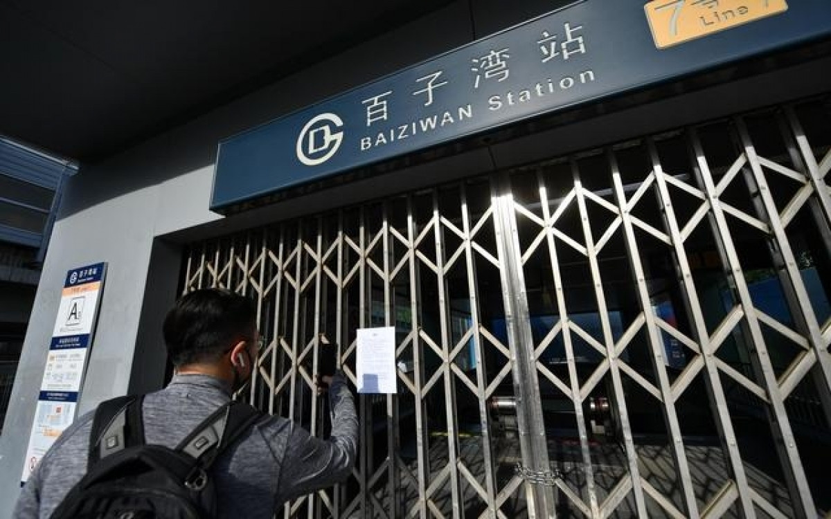 Một ga tàu điện ngầm bị đóng cửa ở Bắc Kinh ngày 4/5. Ảnh: Báo Tân Kinh.