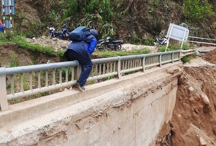 Thót tim cảnh người dân miền núi Quảng Nam bám lan can đi qua cầu Khỉ - 1