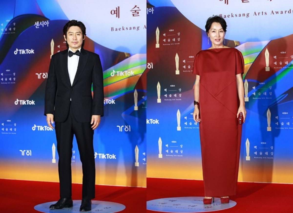 Nam tài tử Seol Kyung Gu và nữ minh tinh Lee Hye Young nhận giải 