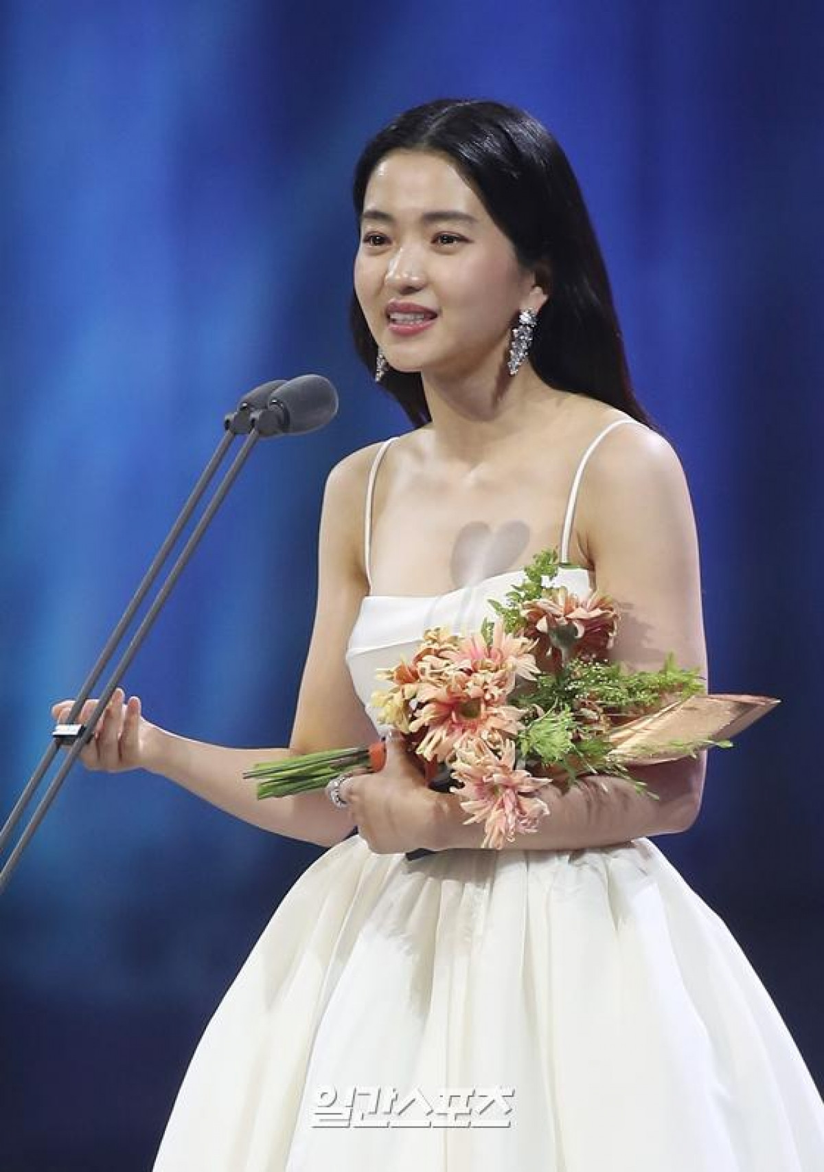 Kim Tae Ri xúc động khi nhận giải 