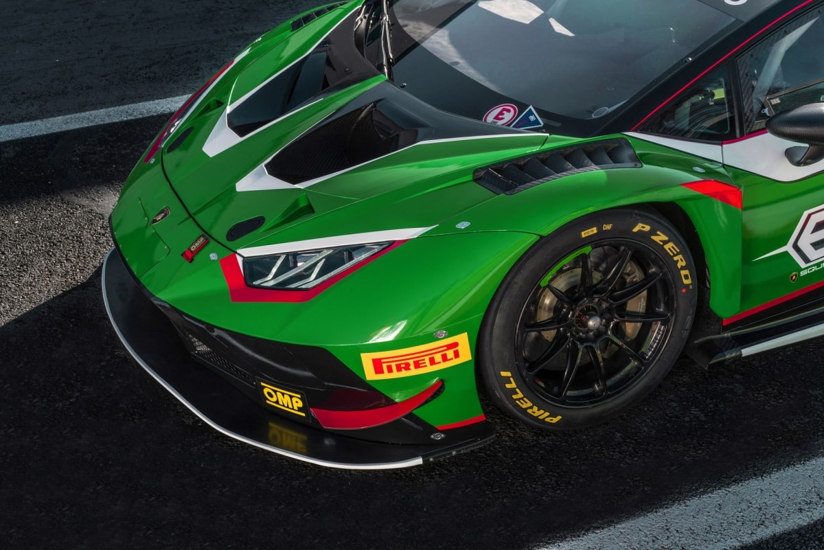 Nhìn từ bên ngoài, Huracan GT3 EVO2 có được các nâng cấp khí động học lấy từ mẫu xe thương mại Huracan STO với hốc hút gió đặt ngay trên mui xe. Cùng với đó là bộ vây cánh đặt đứng phía sau giúp ổn định luồng khí.