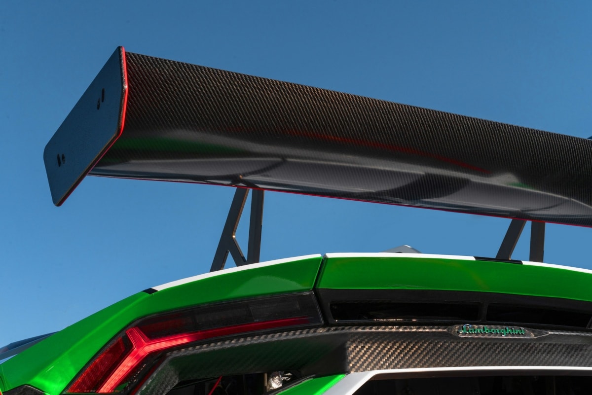 Về phần thân xe, Lamborghini tiếp tục sử dụng vật liệu sợi carbon nhằm giúp giảm thiểu tối đa khối lượng của chiếc xe đua này. Ngoài ra, gầm xe được phủ sợi Zylon giúp cải thiện hiệu quả khí động học phía dưới.