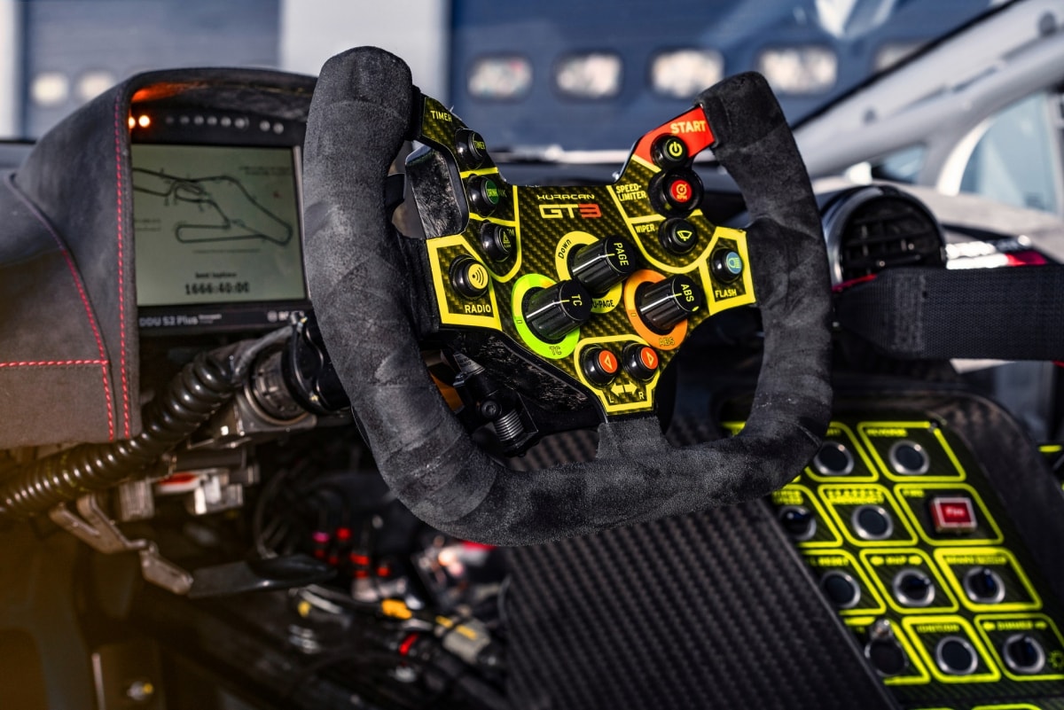 Nâng cấp cuối cùng mà Lamborghini mang đến cho Huracan GT3 EVO2 đó là hệ thống phanh với cùm phanh và má phanh mới. Xe cũng được trang bị hệ thống kiểm soát lực kéo và ABS, đi kèm là lốp đua Pirelli P Zero.
