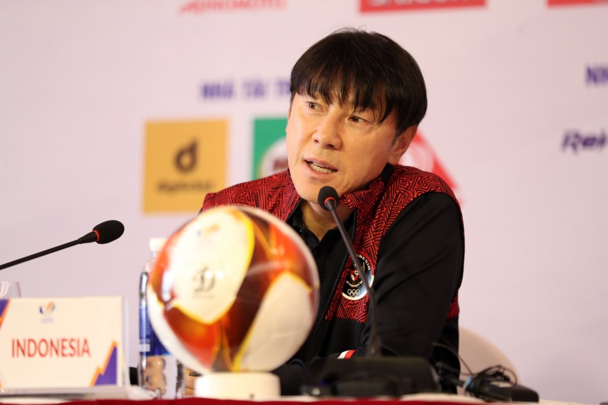 HLV Shin Tae Yong trong cuộc họp báo trước trận đấu. (Ảnh: VFF)