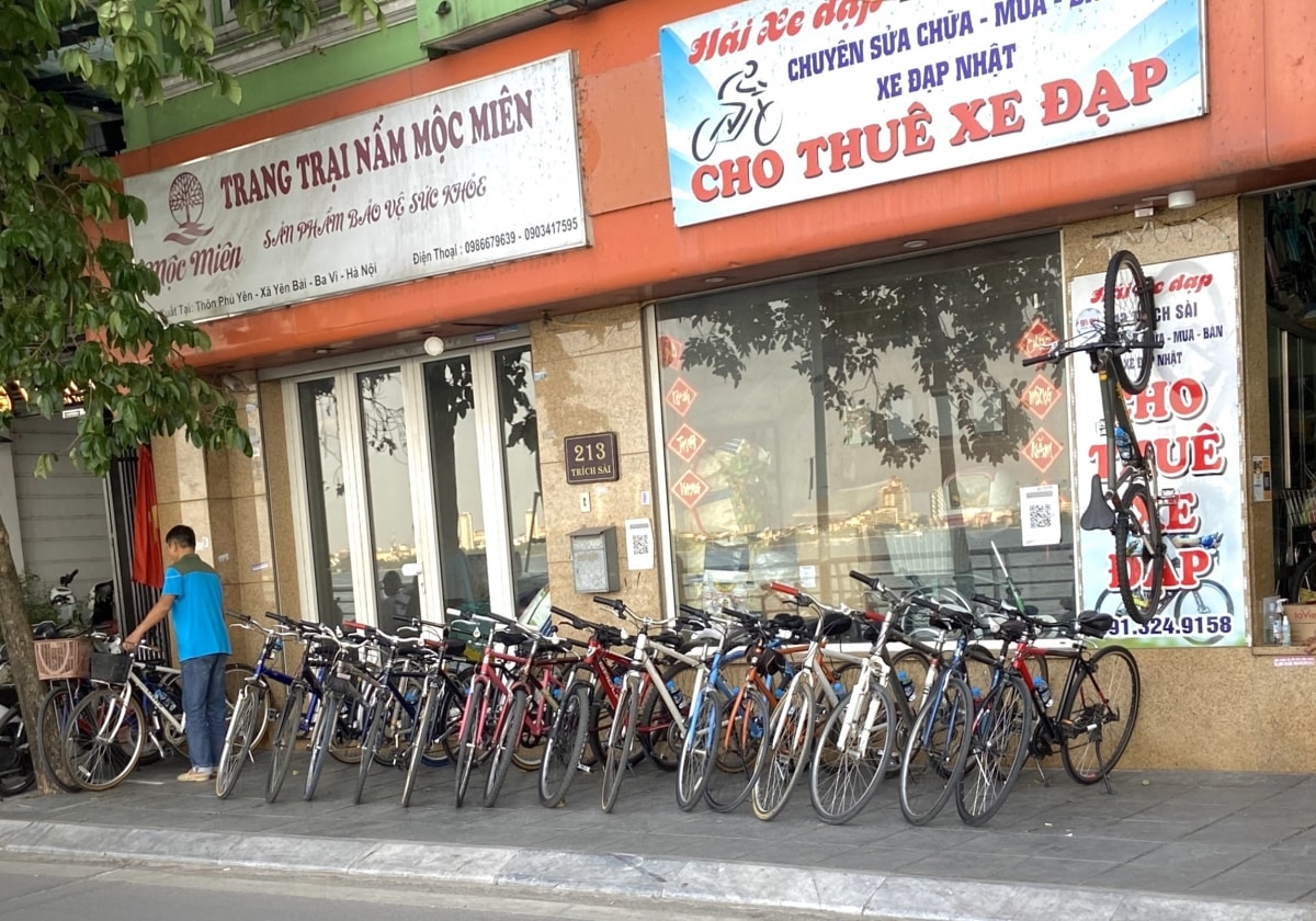 Mặt hàng xe đạp được xếp trên vỉa hè gồm các loại: xe đạp đôi, xe đạp địa hình, xe đạp thường,... phù hợp với mọi lứa tuổi, giới tính, khách hàng thoả thích lựa chọn.