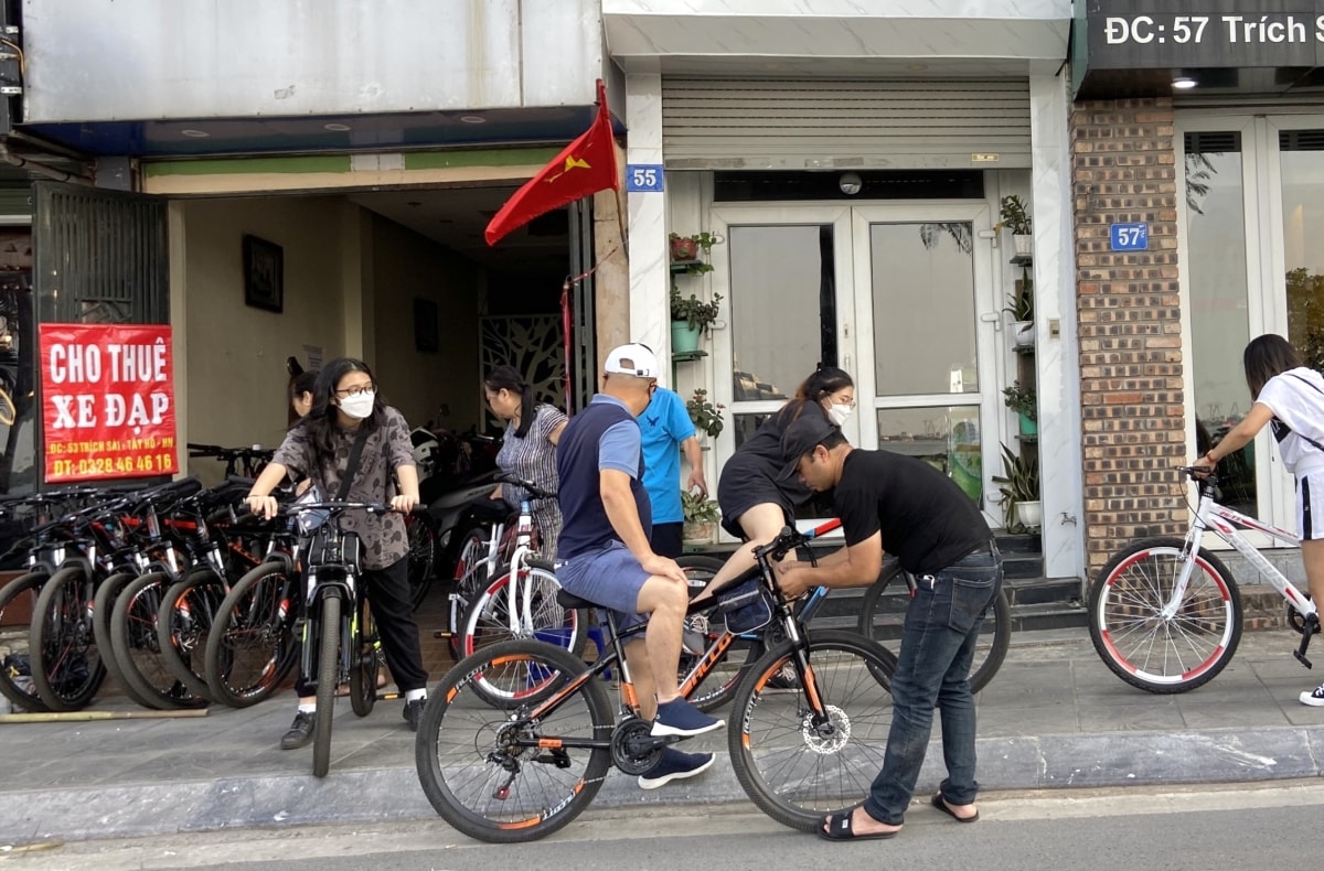Trước mỗi lần thuê xe, khách hàng sẽ được chủ cửa hàng chỉnh sửa lại kỹ càng về phanh xe, bàn đạp, dây xích.