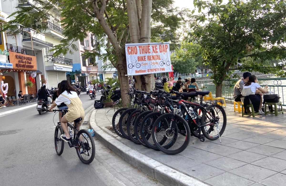 Trên dọc đường Nguyễn Đình Thi (Tây Hồ, Hà Nội) cũng bày các loại xe cho thuê kèm số điện thoại và giờ giấc thuê.