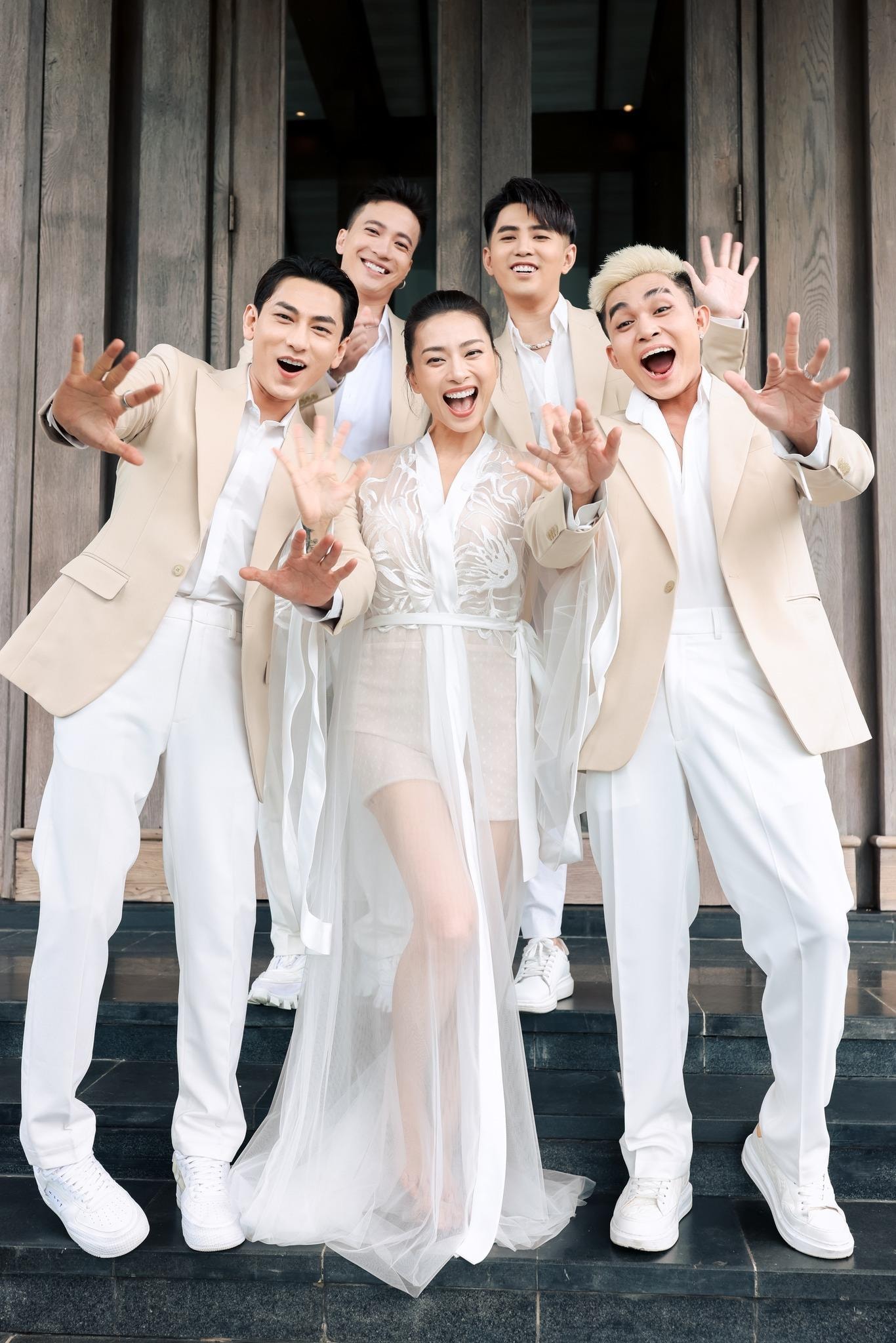 Đám cưới Ngô Thanh Vân - Huy Trần: Cô dâu, chú rể sẵn sàng cho hôn lễ - 6