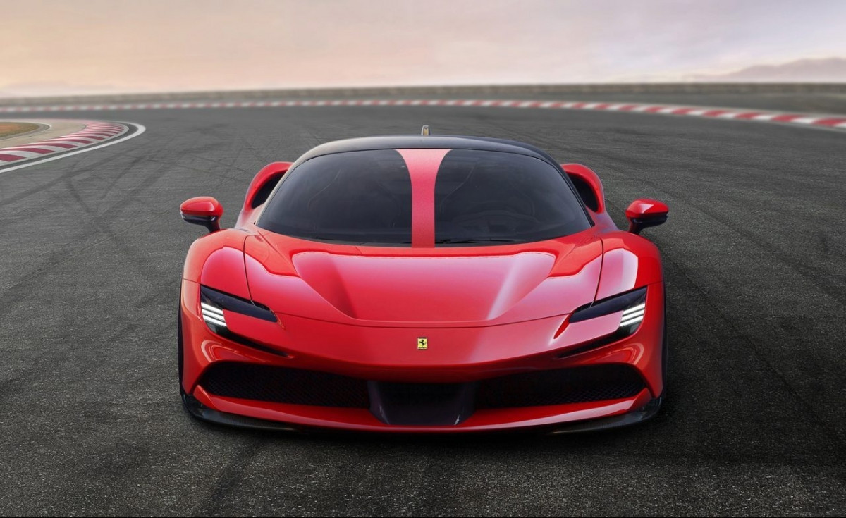 Xe thể thao plug-in hybrid hiệu quả nhất- Ferrari SF90 Stradale (tương đương 4,61 L/100 km): Với mức giá khoảng nửa triệu đô la, động cơ V8 tăng áp 769 mã lực là trung tâm của SF90 nhưng xe còn được trang bị một loạt động cơ điện phía trước và phía sau khiến siêu xe Ferrari dẫn động bốn bánh tạo ra tổng công suất 986 mã lực. Với mức mã lực gần đạt 4 chữ số thì mức tiêu thụ nhiên liệu 4,61 L/100 km thì thực sư quá ấn tượng.