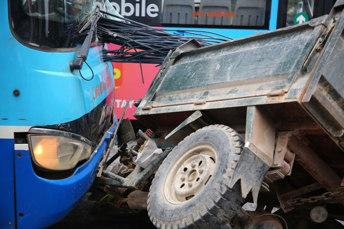 Phần đầu xe buýt bị hư hỏng nặng sau pha va chạm.