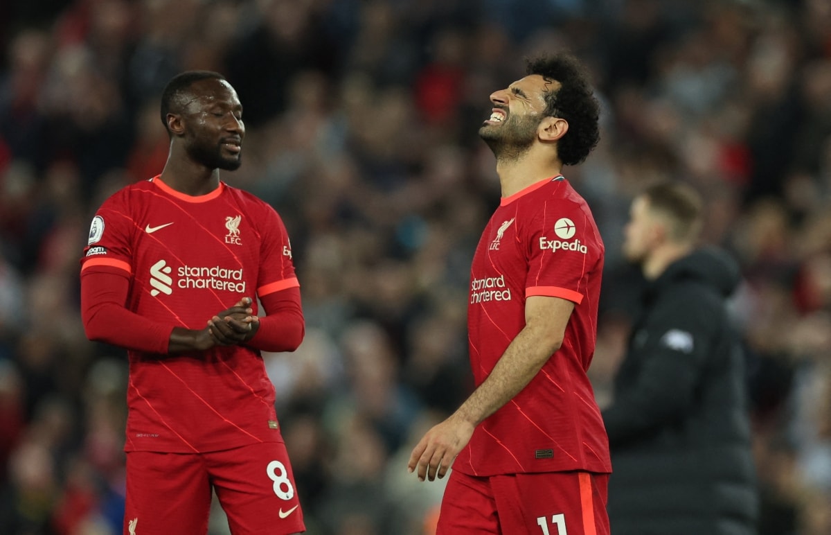 Liverpool tạm thời vươn lên dẫn đầu nhưng không thể nở nụ cười. (Ảnh: Reuters)