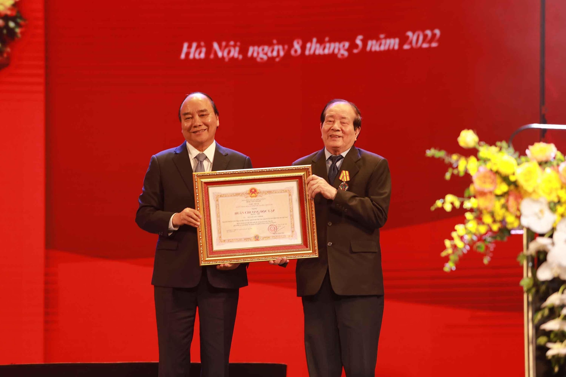 NSND Lê Khanh rưng rưng nước mắt khi ngâm thơ Hữu Thỉnh - 1