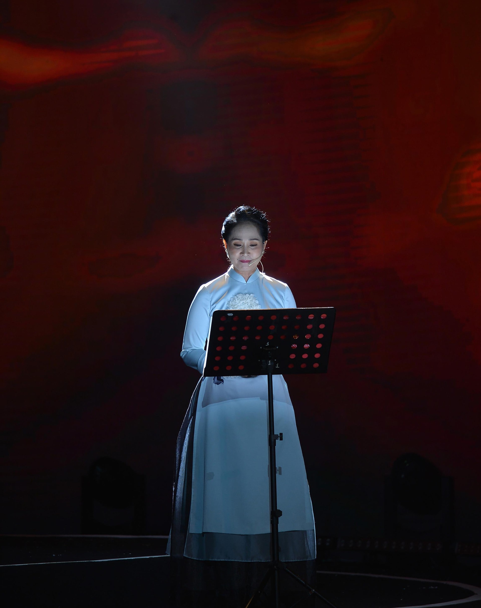 NSND Lê Khanh rưng rưng nước mắt khi ngâm thơ Hữu Thỉnh - 3