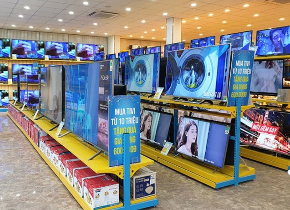 TV được trưng bày trên kệ hàng siêu thị điện máy.