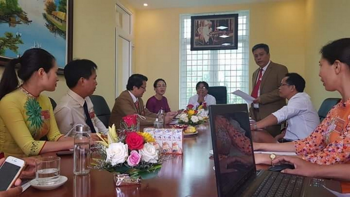 Buổi sinh hoạt của chi bộ thuộc Đảng bộ Trường THPT Hoàng Hoa Thám, huyện Lệ Thủy, tỉnh Quảng Bình.