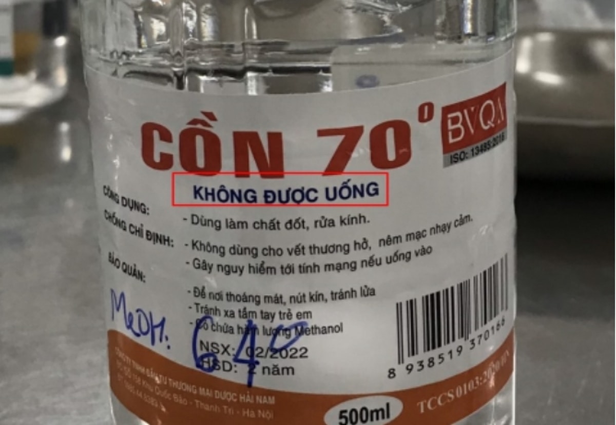 Hình ảnh chai cồn có chứa Methanol mà bệnh nhân đã uống nhầm, dẫn đến ngộ độc. (Ảnh: BV Bạch Mai)