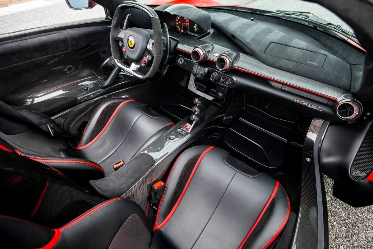 Ngoại thất của chiếc xe là lớp sơn cổ điển Rosso Corsa và chủ sở hữu ban đầu đã chi ra 41.000 USD (tương đương 902 triệu đồng) cho khung kính chắn gió sợi, tấm ốp trang trí mái làm bằng sợi carbon.