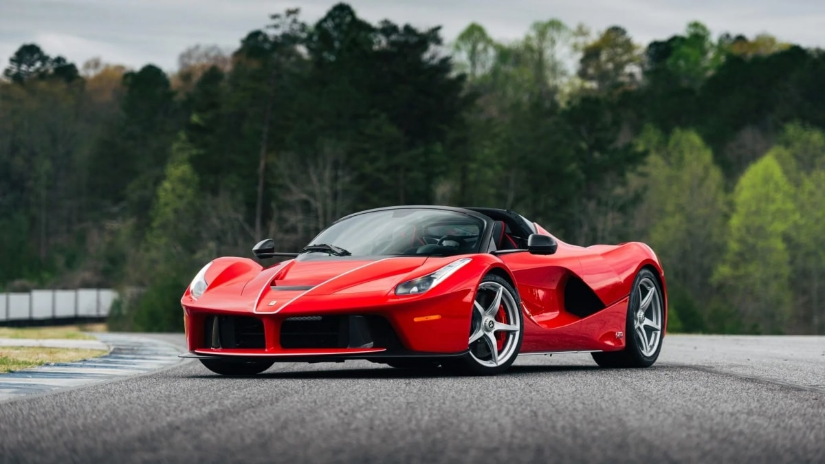 Một chiếc LaFerrari Aperta 2017 nguyên bản hiện đang được bán đấu giá trên Bring a Trailer với mức giá hơn 5 triệu USD (tương đương 110 tỷ đồng).