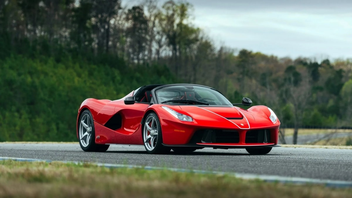 Được biết, Ferrari chỉ sản xuất 210 mẫu LaFerrari Aperta và chỉ cung cấp cho những khách hàng được đánh giá cao nhất của mình và đó là những khách hàng đã sở hữu một chiếc LaFerrari Coupe.