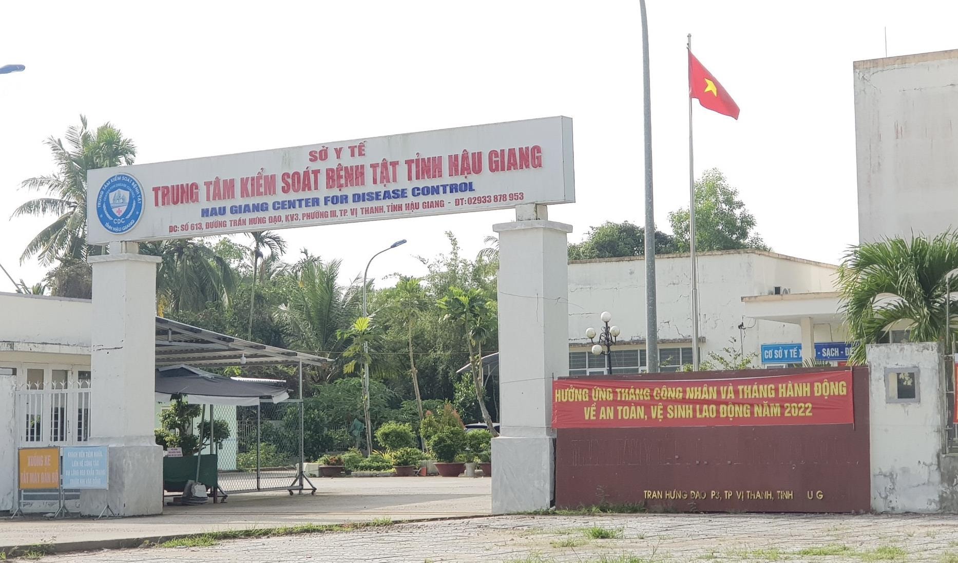 Bắt nguyên Giám đốc CDC Hậu Giang và 2 thuộc cấp - 1