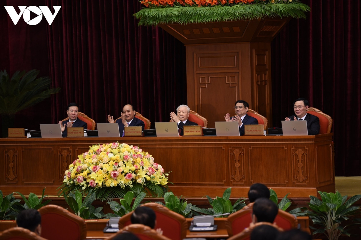 Các đồng chí lãnh đạo chủ chốt tham dự Hội nghị Trung ương 5