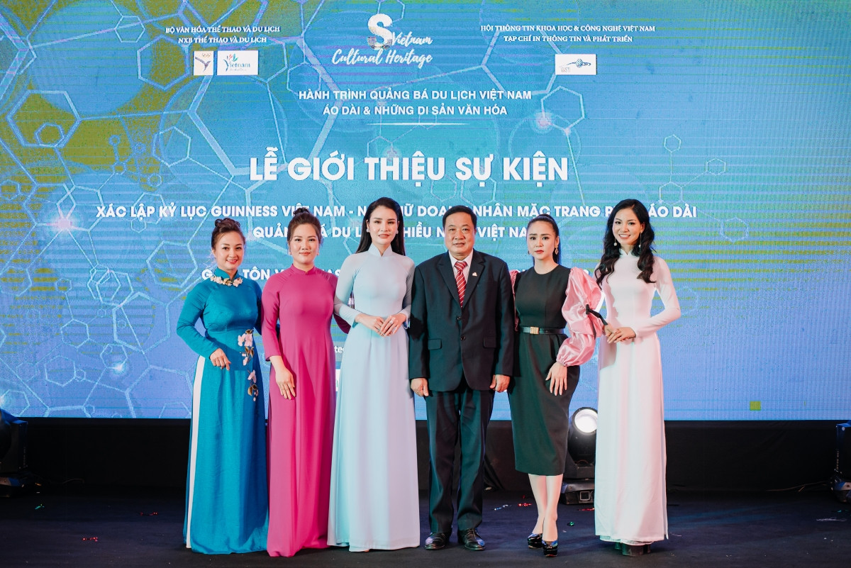 Ban dự án “Quảng bá du lịch Việt Nam – áo dài & những di sản văn hóa”. Nguồn: BTC