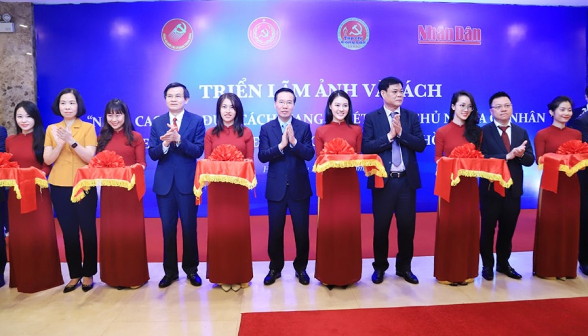 Uỷ viên Bộ Chính trị, Thường trực Ban Bí thư Võ Văn Thưởng và các đại biểu cắt băng khai mạc triển lãm ảnh và sách.