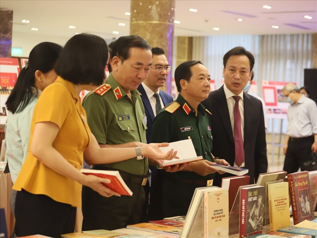 Các đại biểu tham quan triển lãm ảnh và sách.