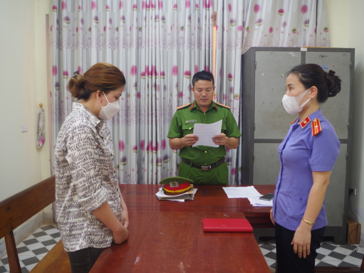 Cơ quan điều tra đọc quyết định khởi tố đối với Nguyễn Thị Huyền.