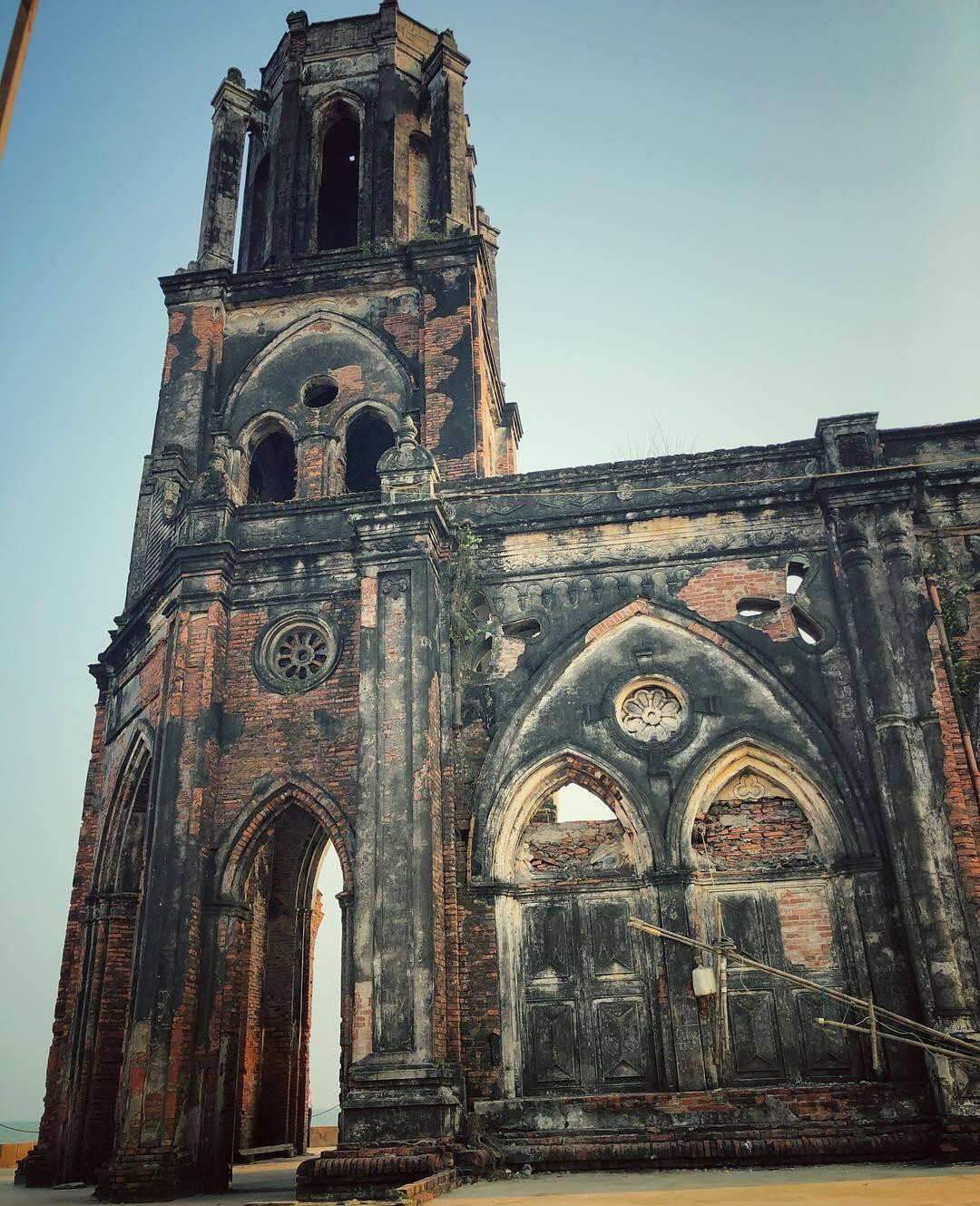 Có một nhà thờ ở Nam Định dù bị bỏ hoang, đổ nát vẫn hút nhiều người đến ngắm - 2