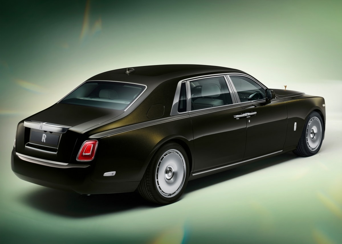 Về phần tùy chọn, khách hàng giờ đây có thể tùy biến chiếc Phantom của mình với gói trang bị sơn đen các viền cửa sổ, viền kính cũng như các chi ốp crom trên thân xe.