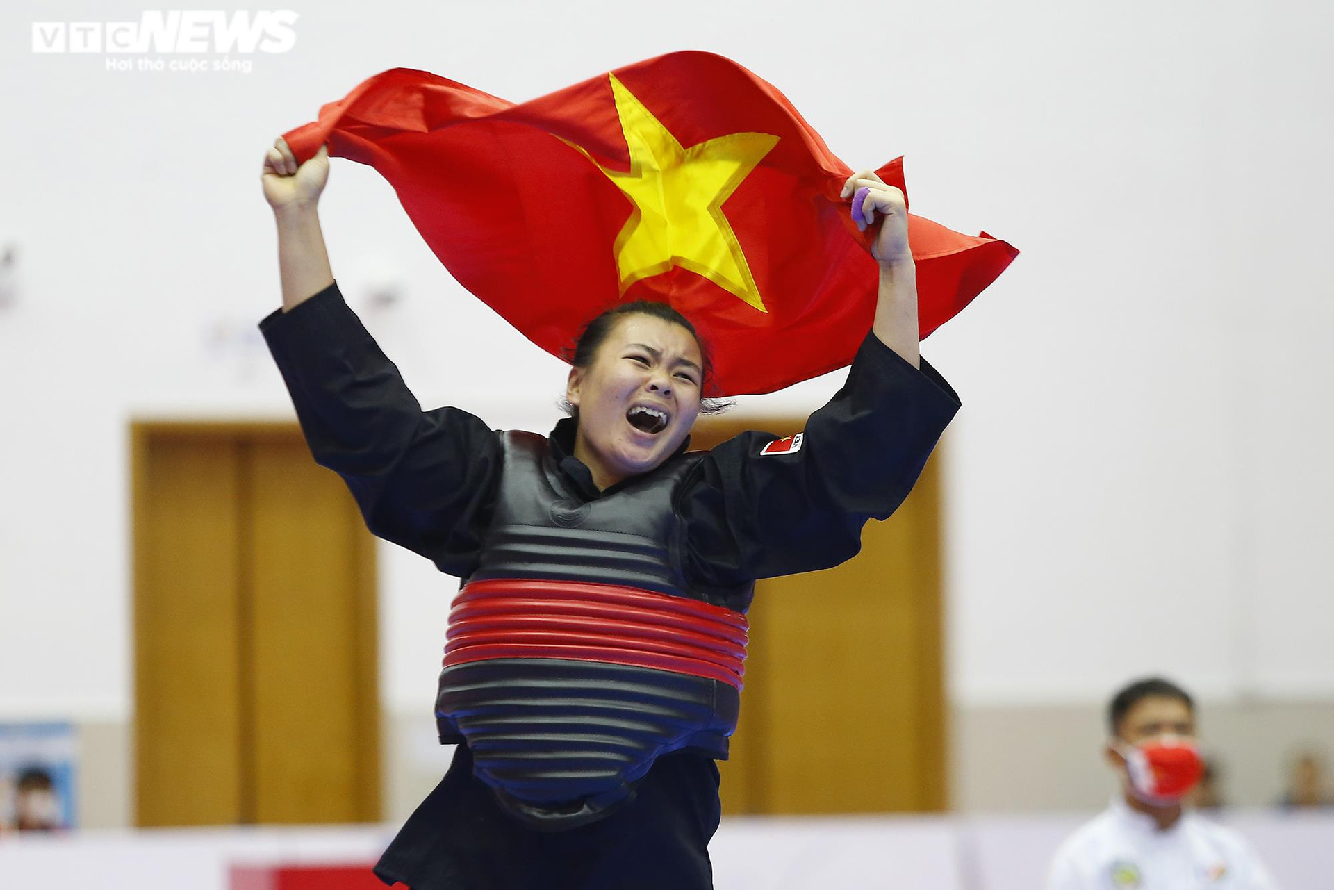 Lần đầu vô địch SEA Games, nữ võ sĩ Việt Nam bật khóc tặng HCV cho mẹ - 5