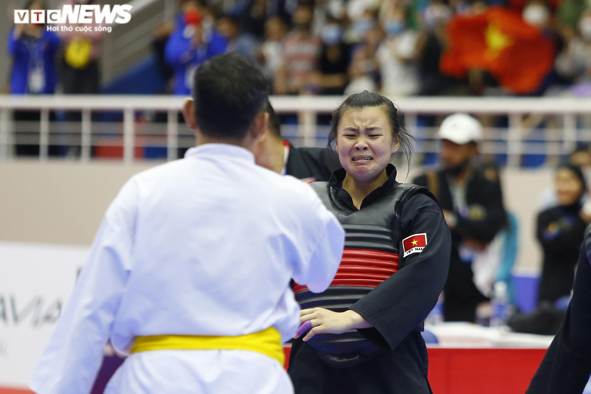 Lần đầu vô địch SEA Games, nữ võ sĩ Việt Nam bật khóc tặng HCV cho mẹ - 3