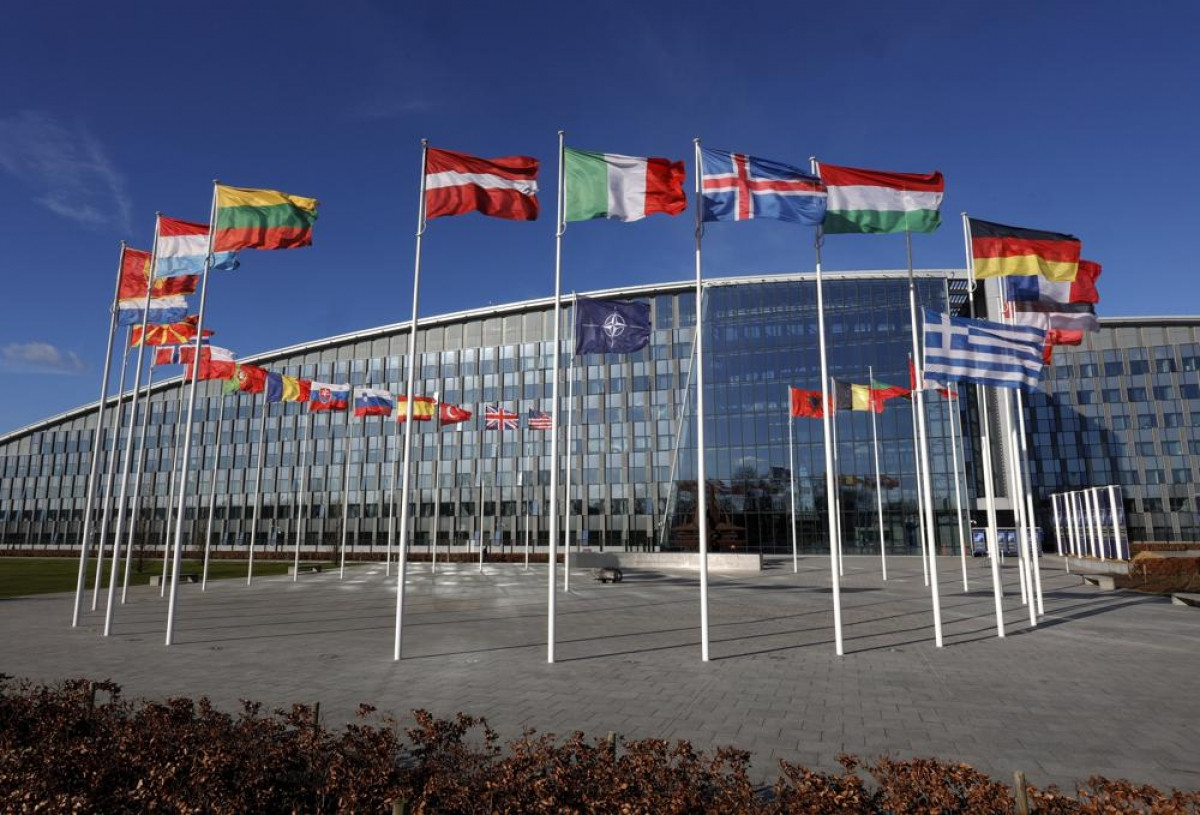 Quốc kỳ các nước bên ngoài trụ sở NATO ở Brussels, Bỉ ngày 7/2/2011. Ảnh: AP